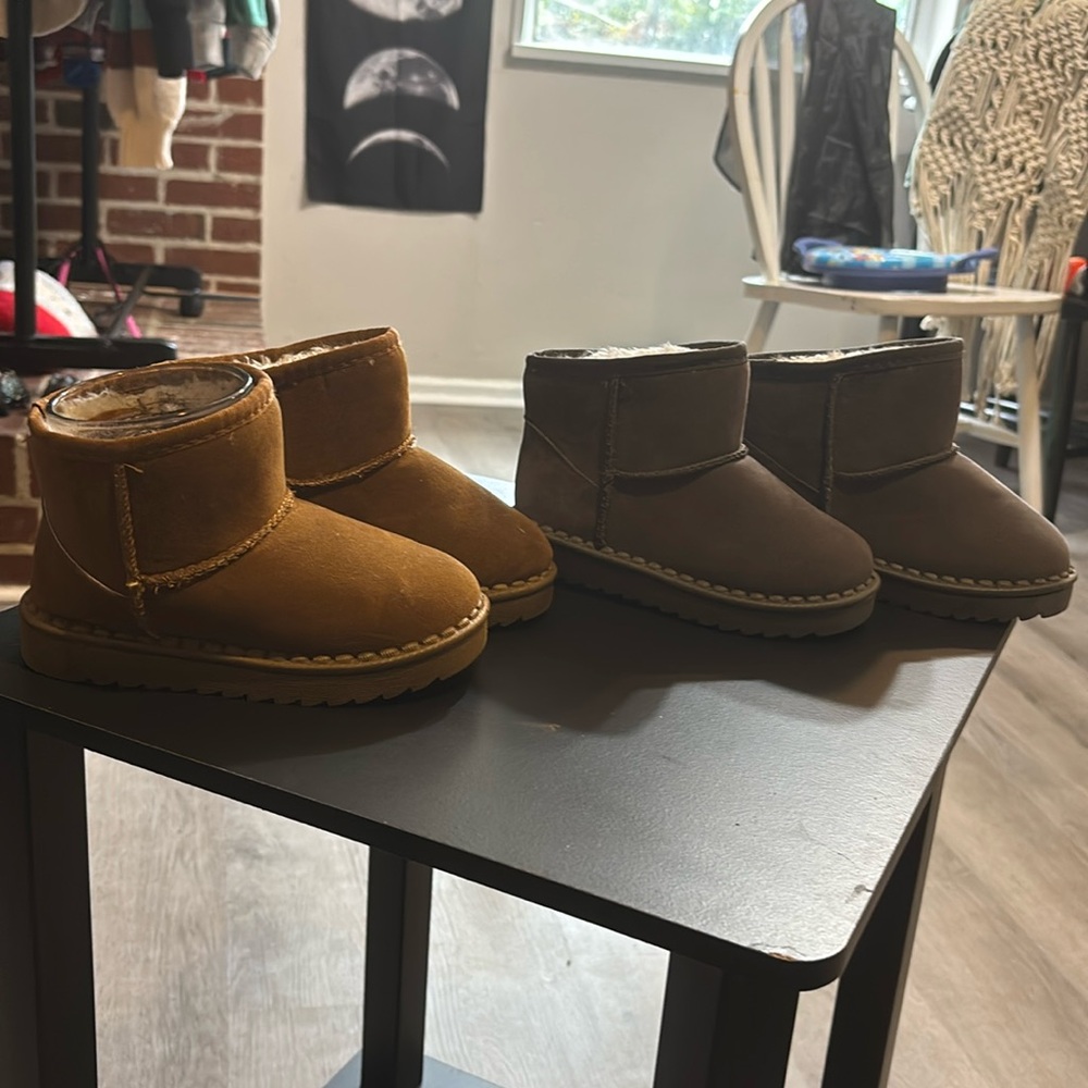 I’m selling two pairs of brand new boots size 5/6 l. Gray and brown never worn.